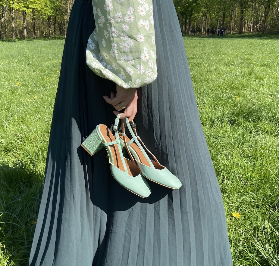 Ce magnifique cuir dort donc dans un entrepôt depuis 16 ans ! 😱

Il s’agit de notre cuir Vert paillette ✨, qui enrobe le talon et la structure de notre modèle FERNANDO.

👉 Retrouvez tous nos cuirs upcyclés (et colorés 🌈), sur notre campagne Ulule : lnkd.in/ettaU3cT