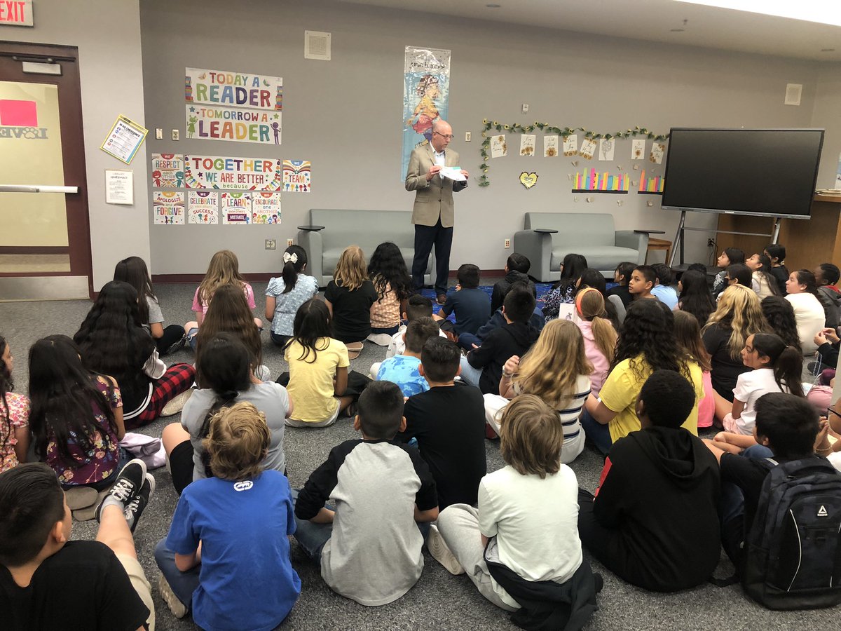 MonicaBK86's tweet photo. A visit from the Mayor of Buckeye. 4th graders listened to a book and got to ask questions #balesbulldogs https://t.co/ivLZo5qSxf