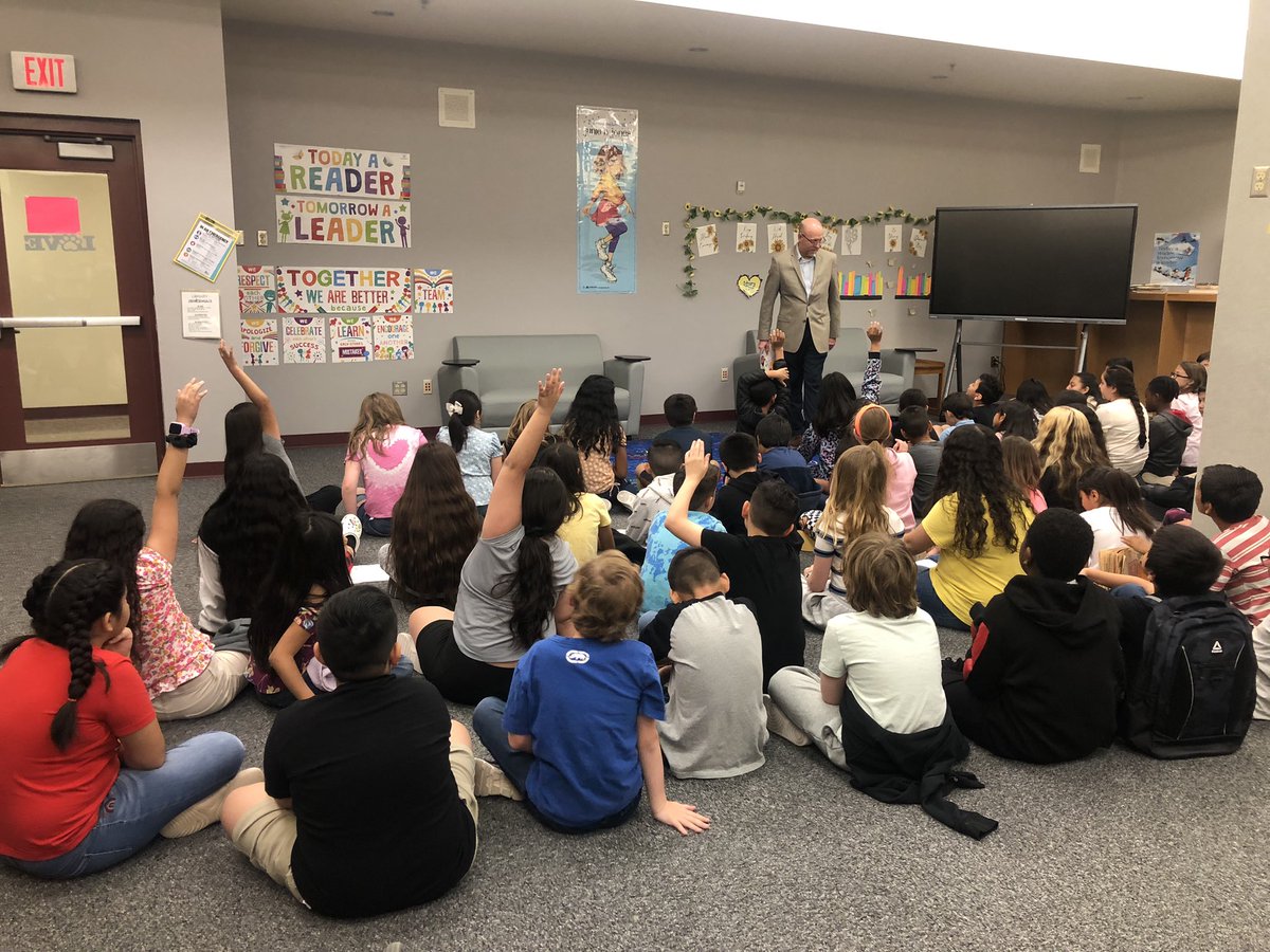 MonicaBK86's tweet photo. A visit from the Mayor of Buckeye. 4th graders listened to a book and got to ask questions #balesbulldogs https://t.co/ivLZo5qSxf