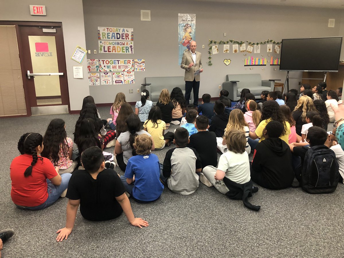 MonicaBK86's tweet photo. A visit from the Mayor of Buckeye. 4th graders listened to a book and got to ask questions #balesbulldogs https://t.co/ivLZo5qSxf