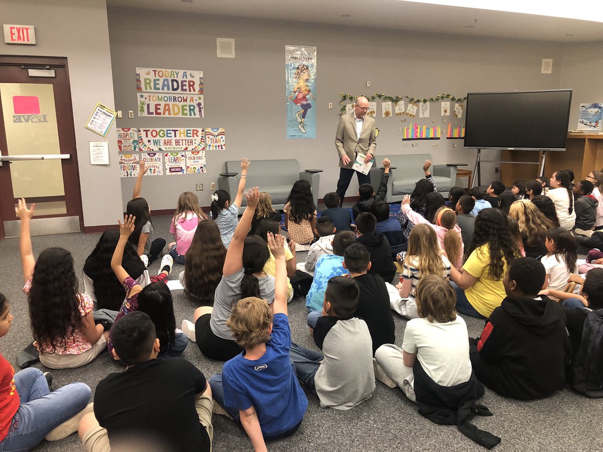 MonicaBK86's tweet photo. A visit from the Mayor of Buckeye. 4th graders listened to a book and got to ask questions #balesbulldogs https://t.co/ivLZo5qSxf
