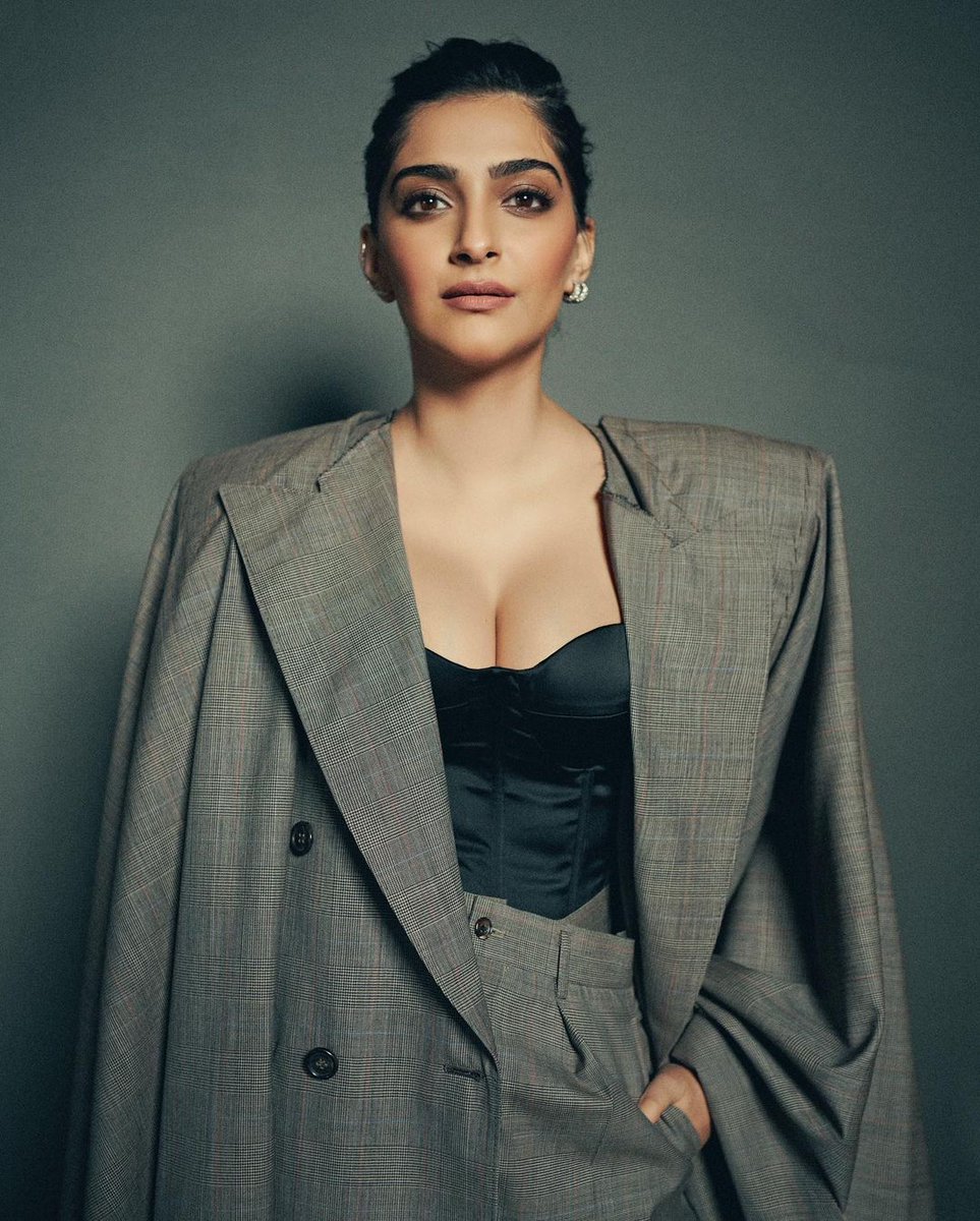 GossipsInsight's tweet photo. #RheaKapoor modern look is glamour and gorgeous 😍❤️
.
.
.
.
#rheakapoor #rheakapoorhot #GossipsInsight https://t.co/gBZEYxv5tr