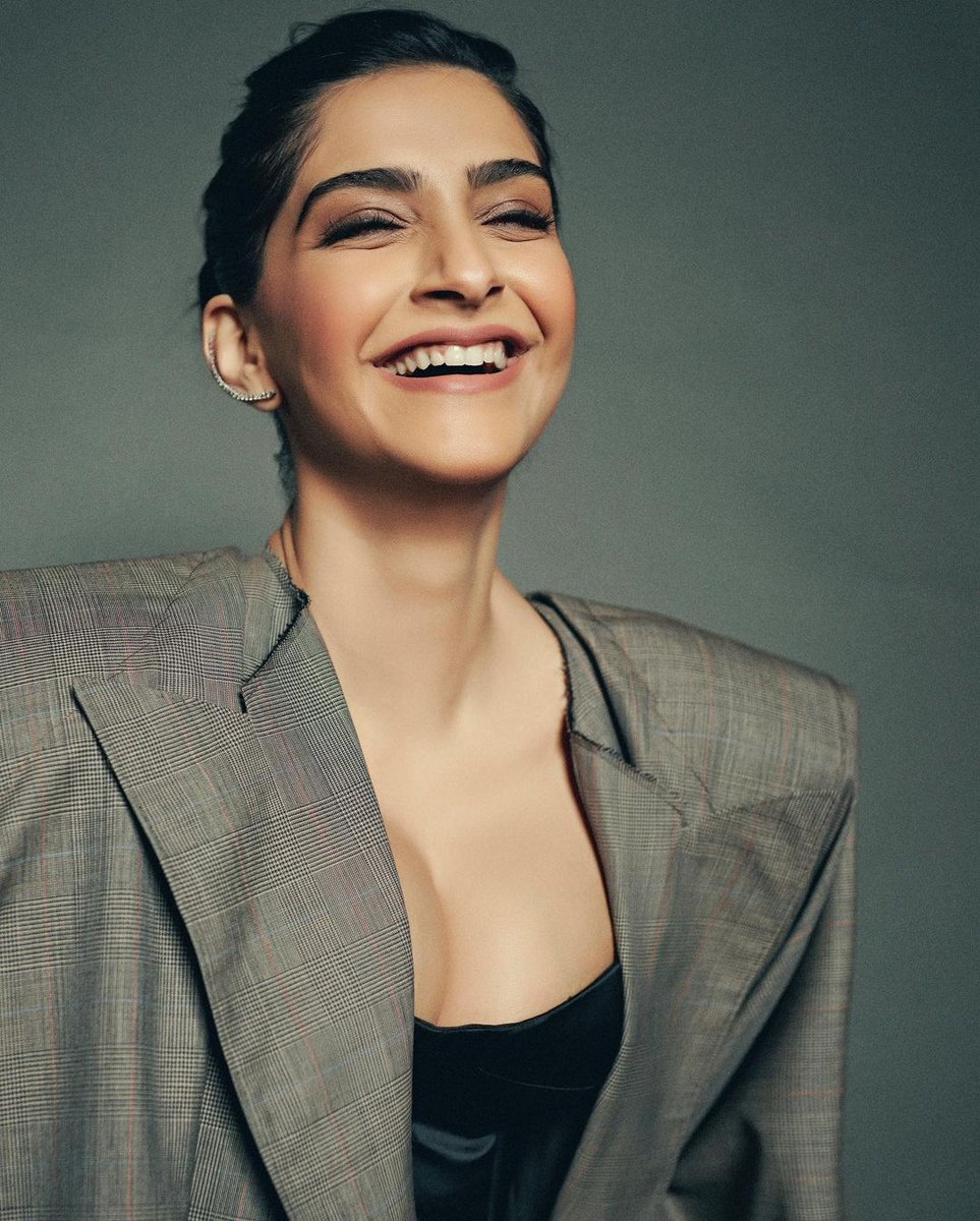 GossipsInsight's tweet photo. #RheaKapoor modern look is glamour and gorgeous 😍❤️
.
.
.
.
#rheakapoor #rheakapoorhot #GossipsInsight https://t.co/gBZEYxv5tr