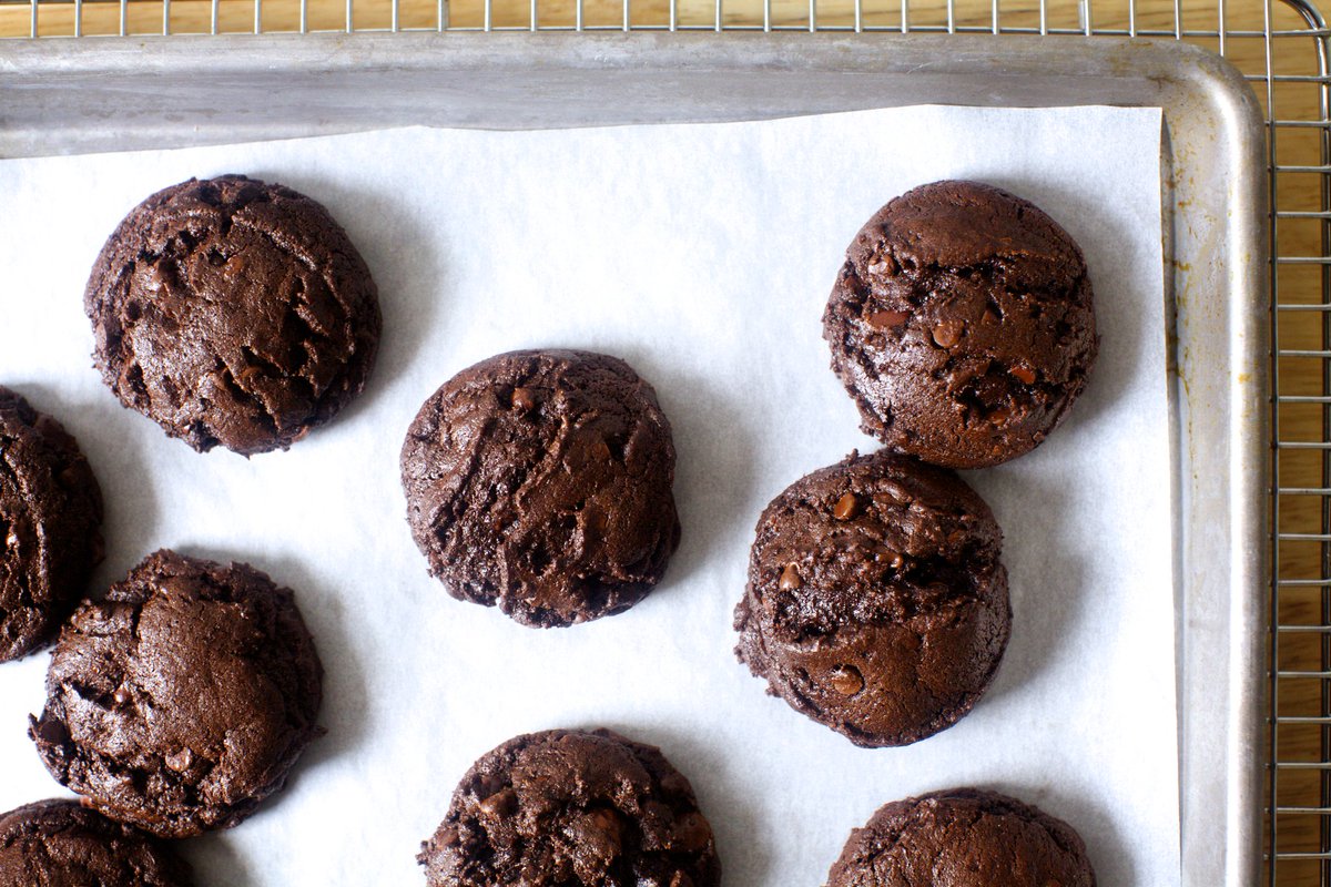 A years-long search for the most brownie-like cookie led me to these, which embody everything great about brownies (crackly exterior, plush, fudgy interior, distraction-free chocolate) formatted as a one-bowl cookie that you could be eating in little time. bit.ly/2m0fNUg