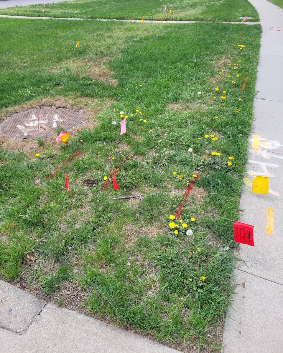 NewYork811_Rep1's tweet photo. Being able to see these paint markings and/or flags will give you the knowledge of what utilities are below and will prevent you from damaging them while also keeping you and the public safe! #ClickorCallBeforeYouDig #aprilsafediggingmonth #safetyisinyourhands https://t.co/HeMIcIpiH9