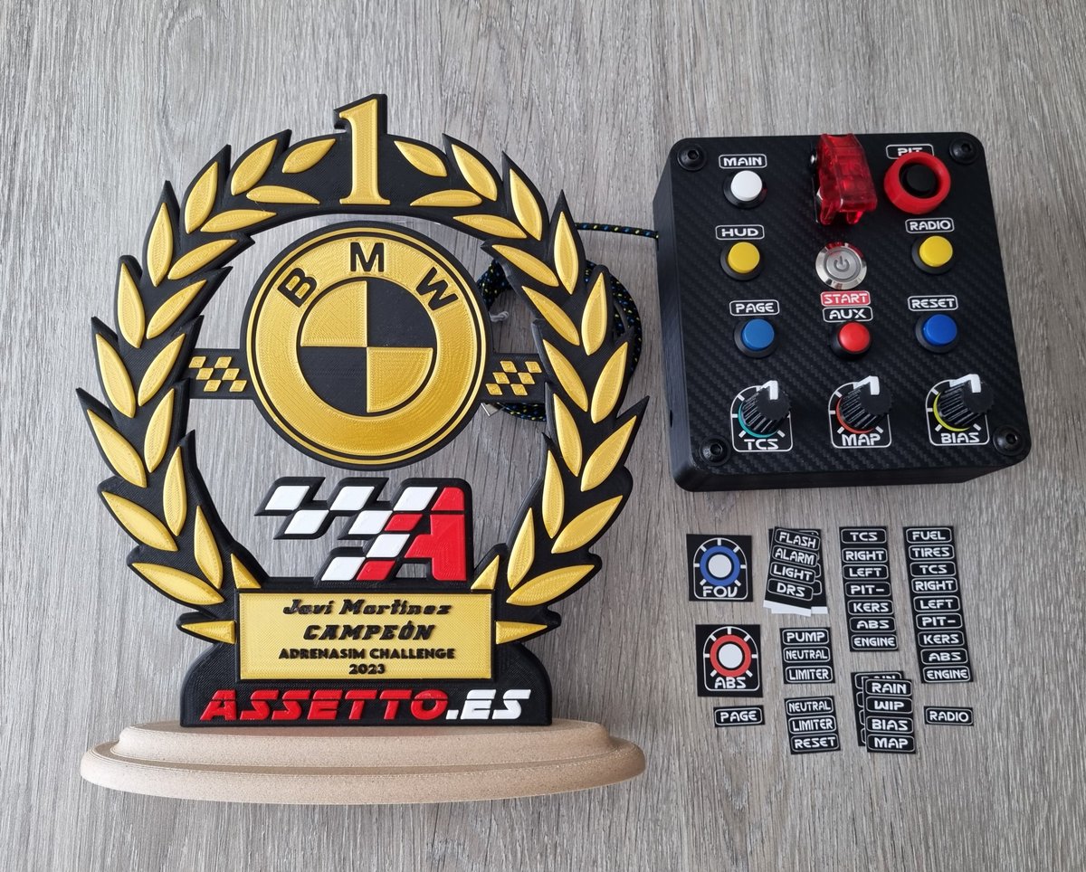 Assetto_es's tweet photo. ☑️ Nos llega una foto de nuestro compañero Javi Martínez  ( @VierMartins60 ) que nos enseña su trofeo y el fantástico premio por cortesía de @AdrenaSim 

- Esperamos que te guste el trofeo y que disfrutes mucho esa botonera! https://t.co/WkupLbFldB