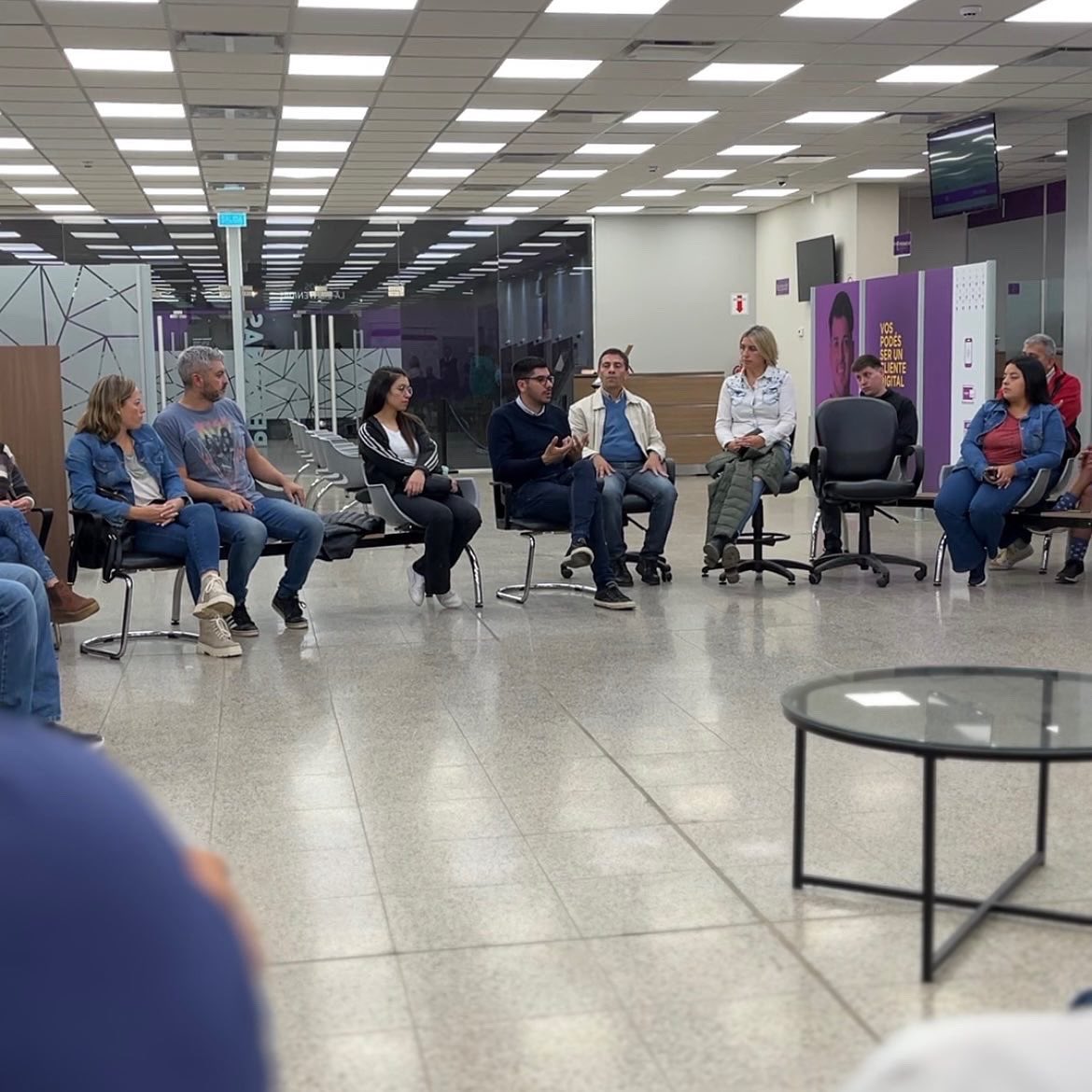cr_raulcabral's tweet photo. Escuchamos a compañeros y compañeras de mantenimiento, seguridad y personal de Banco Rioja.
Presentamos nuestras propuestas y conversamos sobre los desafíos y oportunidades de Chilecito.
Más ❤️
Más Ricardo
Más Tere
Más Silvia
#7deMayo
#Chilecito2023
#PartidodelaVictoria
#Todos https://t.co/LkXcW9MQh8
