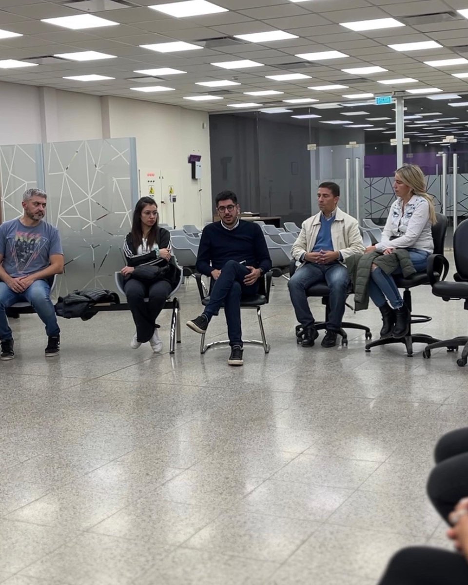 cr_raulcabral's tweet photo. Escuchamos a compañeros y compañeras de mantenimiento, seguridad y personal de Banco Rioja.
Presentamos nuestras propuestas y conversamos sobre los desafíos y oportunidades de Chilecito.
Más ❤️
Más Ricardo
Más Tere
Más Silvia
#7deMayo
#Chilecito2023
#PartidodelaVictoria
#Todos https://t.co/LkXcW9MQh8
