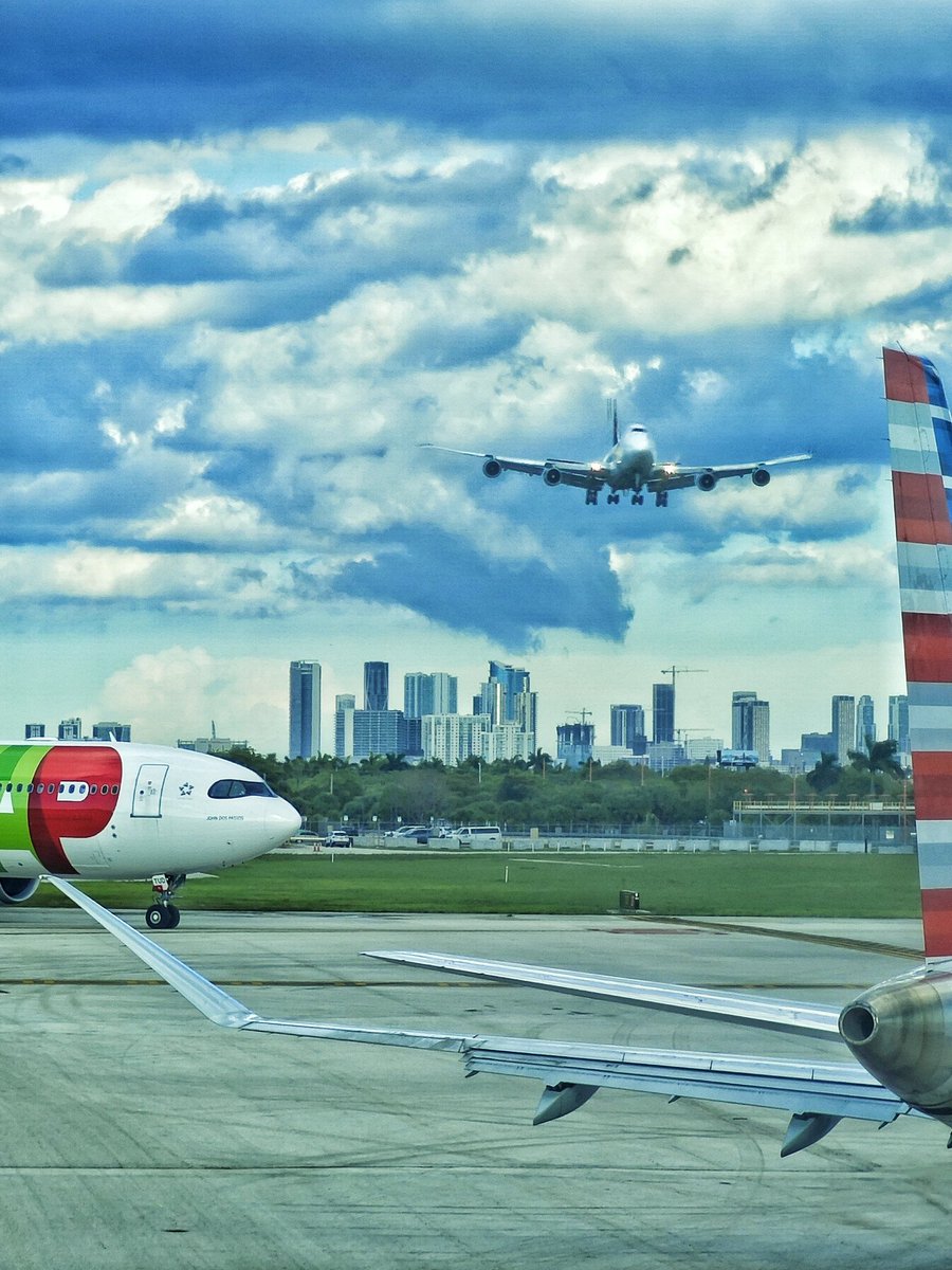 PilotGery's tweet photo. Boeing 747 en corta final de la pista 27 del aeropuerto internacional de #Miami.

@Iberia @miamiairports #aviation #aviationlovers #aviationphotography #aviationgeek #photography #AvGeek  #avgeeks https://t.co/aBiCazBTfy