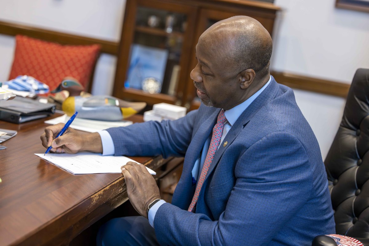 SenatorTimScott's tweet photo. We need federal legislation that brings stability, security, clarity, and flexibility to America’s workforce and job creators. Today, I am proud to introduce my Employee Rights Act of 2023, which does just that. #ER23 #EmployeeRights https://t.co/gp8JVLtvoJ
