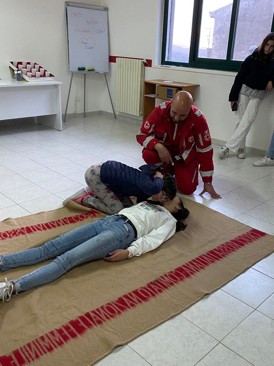 cripalermo's tweet photo. Continuano le attività 🚑 a #Prizzi con i ragazzi del #Progetto8_13.
Dopo la lezione di #primosoccorso, con una parte relativa alla chiamata al #NUE112 🚨 , si sono messi alla prova con la simulazione di #manovresalvavita. 
L'importanza di semplici gesti che possono salvare vite. https://t.co/Kuxft0jBNb