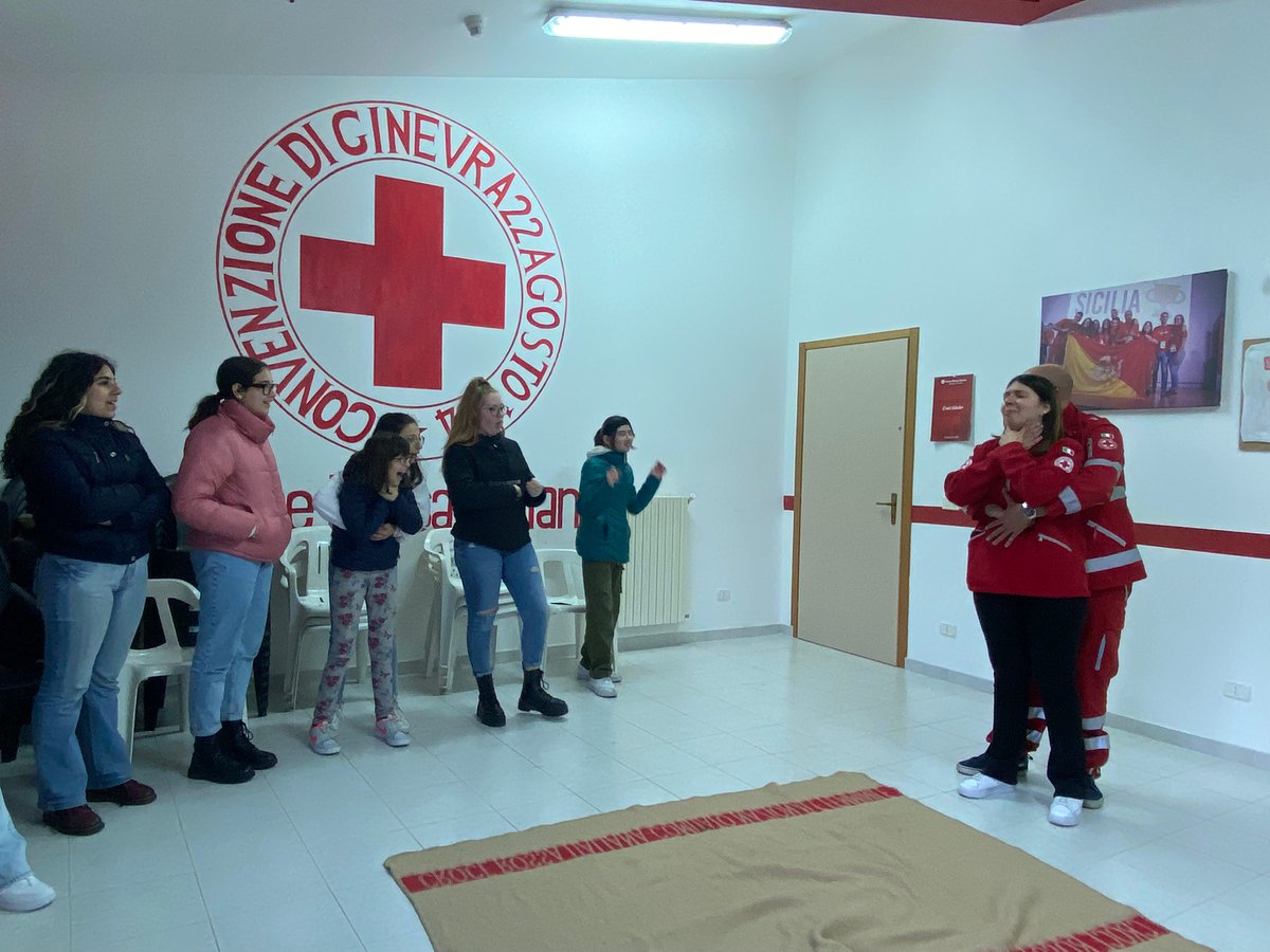 cripalermo's tweet photo. Continuano le attività 🚑 a #Prizzi con i ragazzi del #Progetto8_13.
Dopo la lezione di #primosoccorso, con una parte relativa alla chiamata al #NUE112 🚨 , si sono messi alla prova con la simulazione di #manovresalvavita. 
L'importanza di semplici gesti che possono salvare vite. https://t.co/Kuxft0jBNb