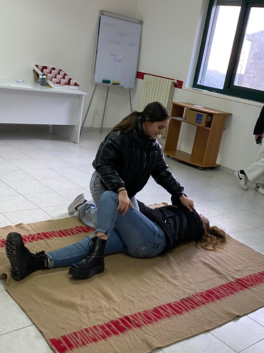 cripalermo's tweet photo. Continuano le attività 🚑 a #Prizzi con i ragazzi del #Progetto8_13.
Dopo la lezione di #primosoccorso, con una parte relativa alla chiamata al #NUE112 🚨 , si sono messi alla prova con la simulazione di #manovresalvavita. 
L'importanza di semplici gesti che possono salvare vite. https://t.co/Kuxft0jBNb