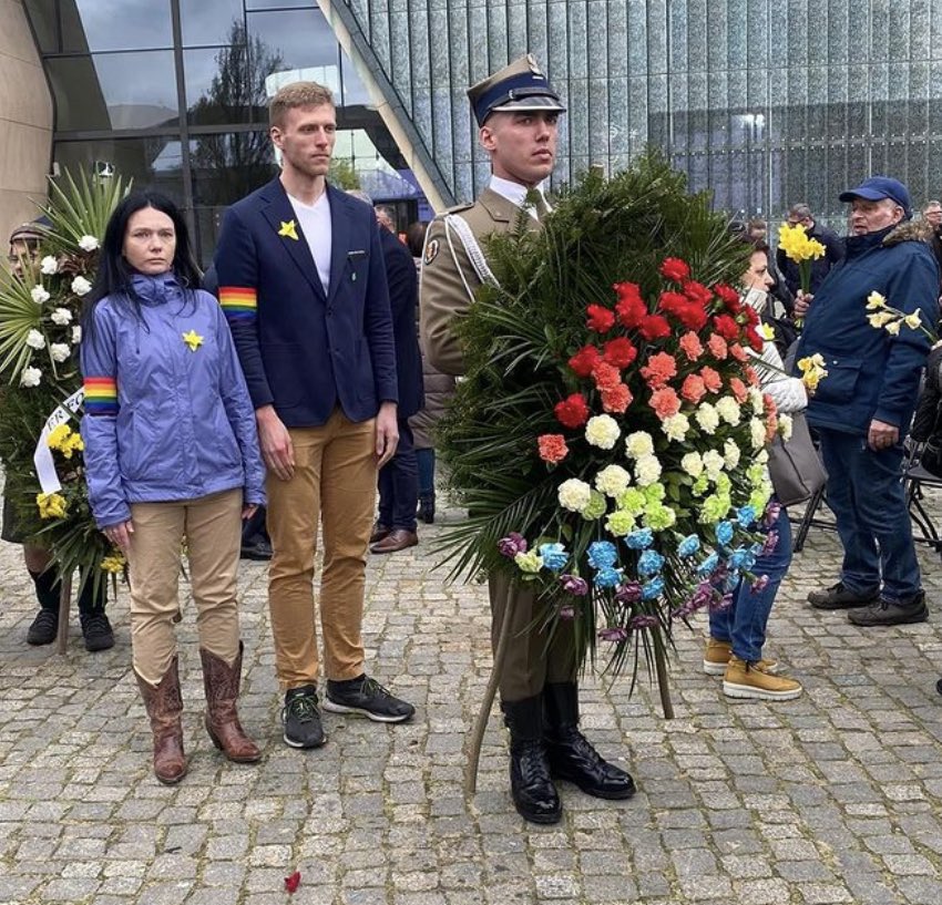 PATRYKMIS's tweet photo. Żołnierz Wojska Polskiego składa tęczowy wieniec ku pamięci powstańców w getcie warszawskim. W imieniu społeczności LGBTQ+ 
Wszyscy jesteśmy równi. Wszyscy jesteśmy ludźmi. Stop antysemityzmowi /fot. IGhomokomando/ https://t.co/gArcwaVfR4