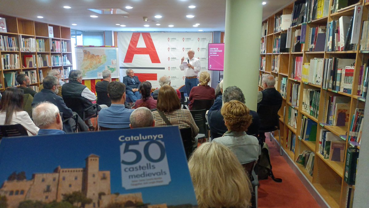marcmfoix's tweet photo. Presentació del llibre: Catalunya: 50 castells medievals al Centre de Documentació del @cateb_barcelona amb l'autor @CarlCartanya i presentat pel Xavier Casanovas de @ICOMOS_esp https://t.co/KRx05TWNIF
