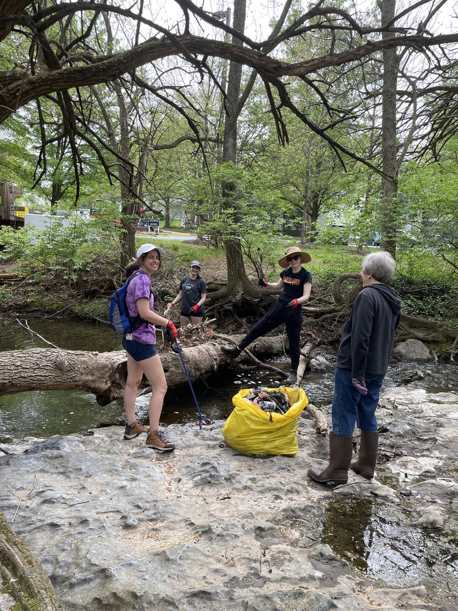 PotomacCommis's tweet photo. A great group of folks joined us on Sunday for a #PotomacCleanup in Frederick, MD. We hauled 500 pounds of trash out of the stream/park, including a giant teddy bear๐งธ, a coat rack๐งฅ, and 5 shopping carts๐. Great job, everyone!
@FredCityGovt @cofsustainable https://t.co/UbsUn5Pfbi