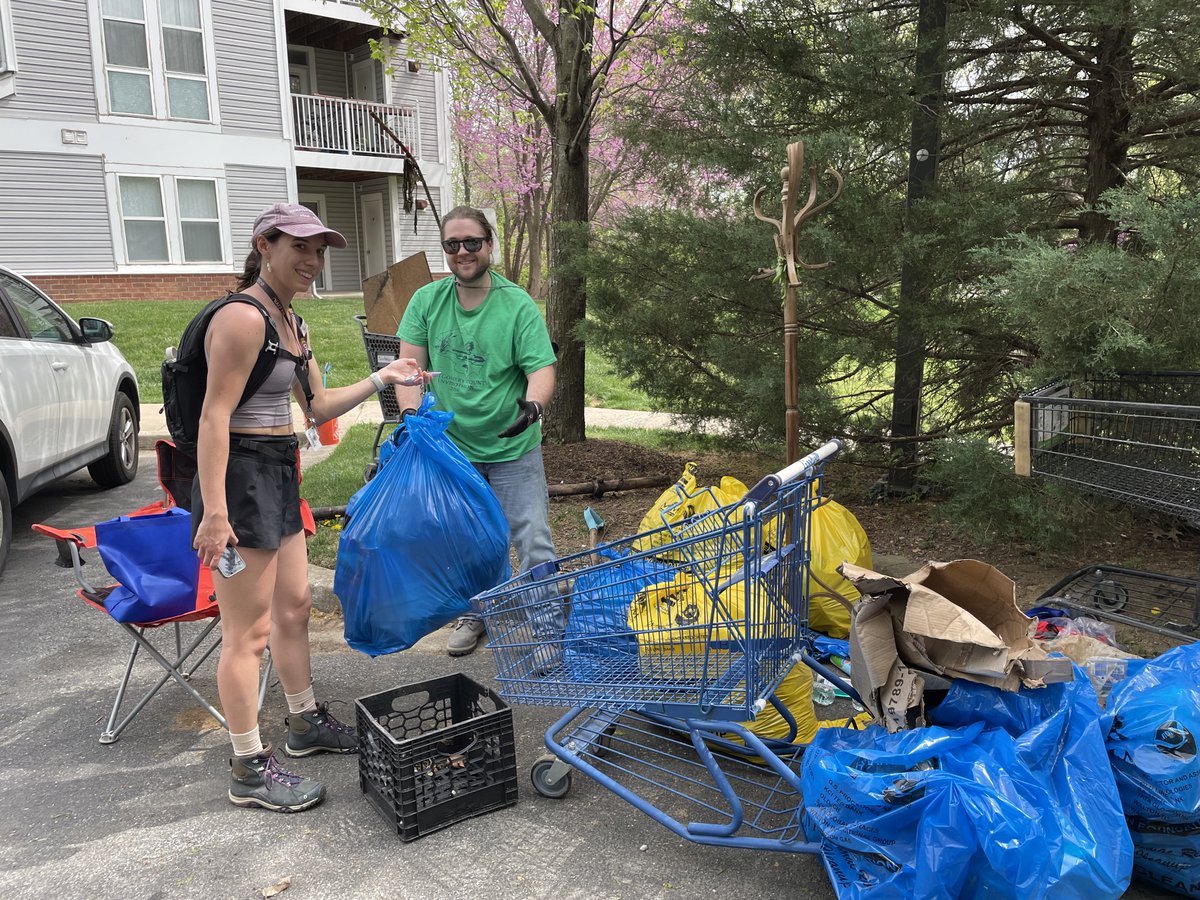 PotomacCommis's tweet photo. A great group of folks joined us on Sunday for a #PotomacCleanup in Frederick, MD. We hauled 500 pounds of trash out of the stream/park, including a giant teddy bear๐งธ, a coat rack๐งฅ, and 5 shopping carts๐. Great job, everyone!
@FredCityGovt @cofsustainable https://t.co/UbsUn5Pfbi