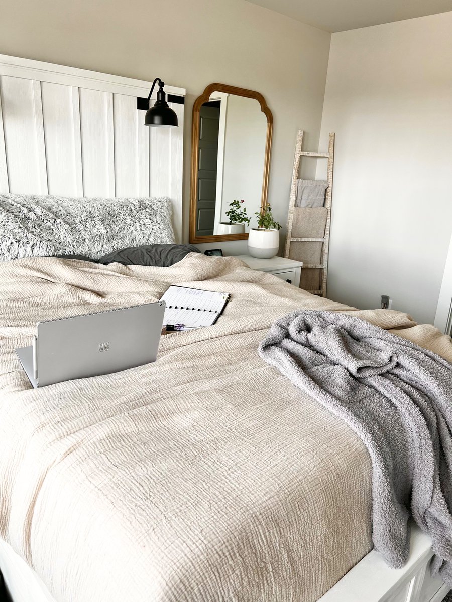 StarrDandO's tweet photo. Does anyone else like the “thrown together” look? I’ve been loving the look and feel of it recently. It feels warm and inviting even with my favorite design style, which is known for feeling cold. 

https://t.co/05MVFD2wK5

#interiordesign #interiordecorating #design #decorating https://t.co/4m3yJcIBbr