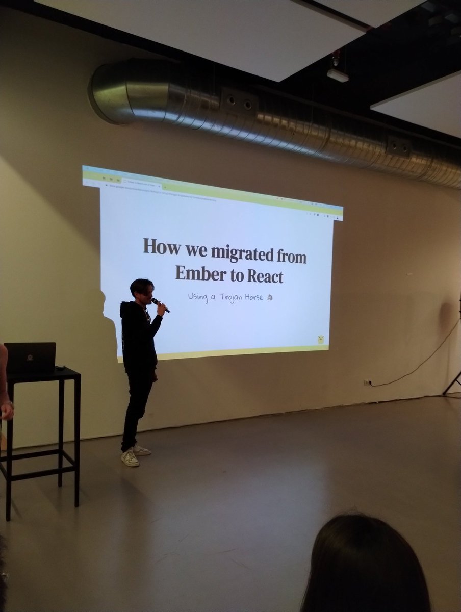 Empieza la charla de <a href="/HelioSAM/">Hélio A. de Medeiros</a>. Veamos que nos cuenta 😱