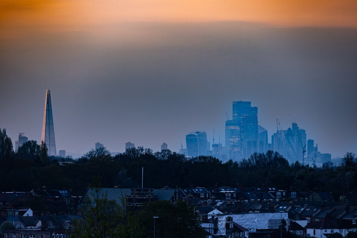 DMaddenwoop's tweet photo. Got home from yesterday's shoot shortly before sunset, so thought I'd better finally take some shots of the views from the lovely park at the end of my street.

#London #skyline #TheShard #CanaryWharf #Sunset https://t.co/rOgs3gK1oB