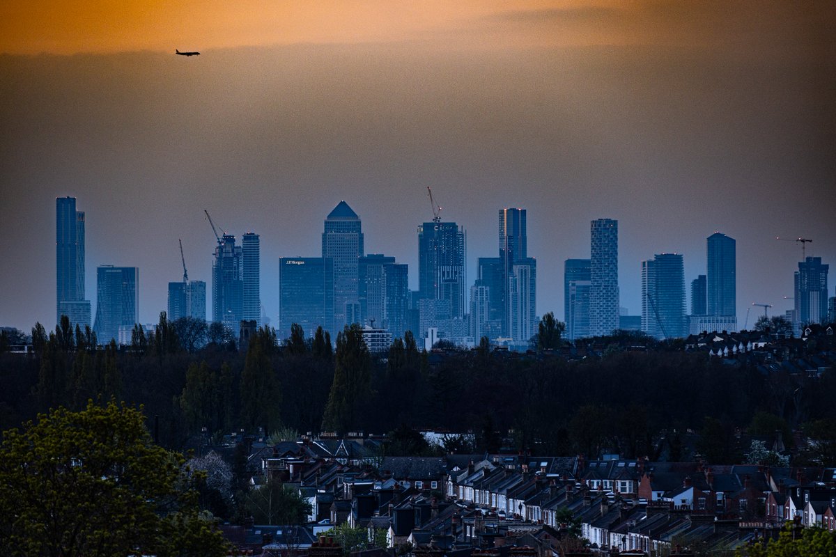 DMaddenwoop's tweet photo. Got home from yesterday's shoot shortly before sunset, so thought I'd better finally take some shots of the views from the lovely park at the end of my street.

#London #skyline #TheShard #CanaryWharf #Sunset https://t.co/rOgs3gK1oB