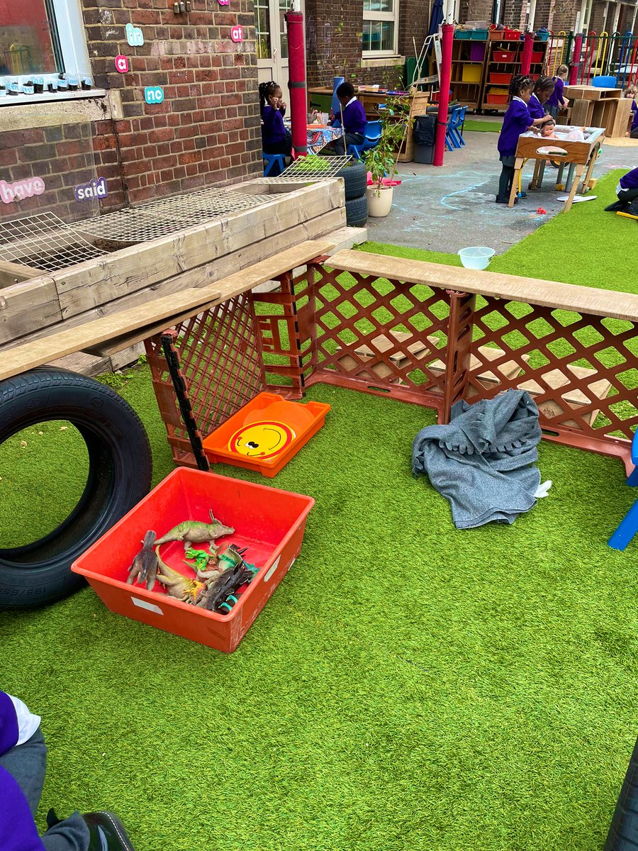 We love loose parts! The children have been busy today making all kinds of fantastic structures using our large loose parts. We had a dinosaur house with blankets for them to stay warm! 🦖🦕 @BrunswickParkPS @cosydirect @EYTagteam #cosybloggersclub #eytagteam