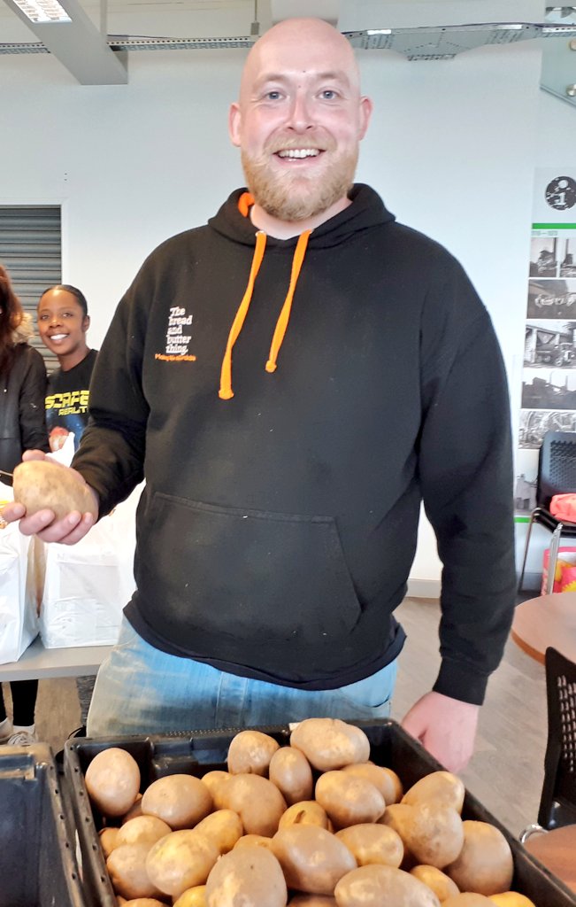MancLibraries's tweet photo. These lovely welcoming folk are volunteers &amp; staff with the brilliant Bread and Butter Thing which offers a fantastic weekly food club at Beswick Library ! Catch them elsewhere across the city -  https://t.co/Ji8Bv0rb9J @MCCAncoatsBwick @ManCityCouncil #Foodclub #BeswickLibrary https://t.co/QPFXZuMJtV