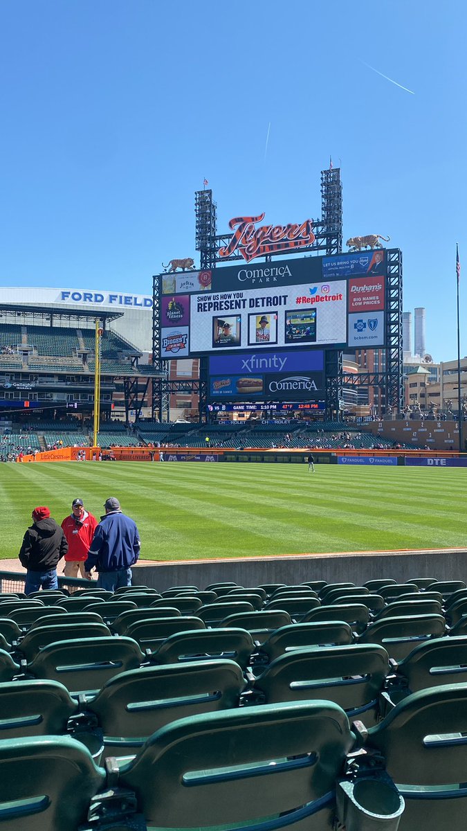 EloraPowell3's tweet photo. @LambtonSRAM takes on a Detroit Tigers game!!! https://t.co/IVsSpzloN2