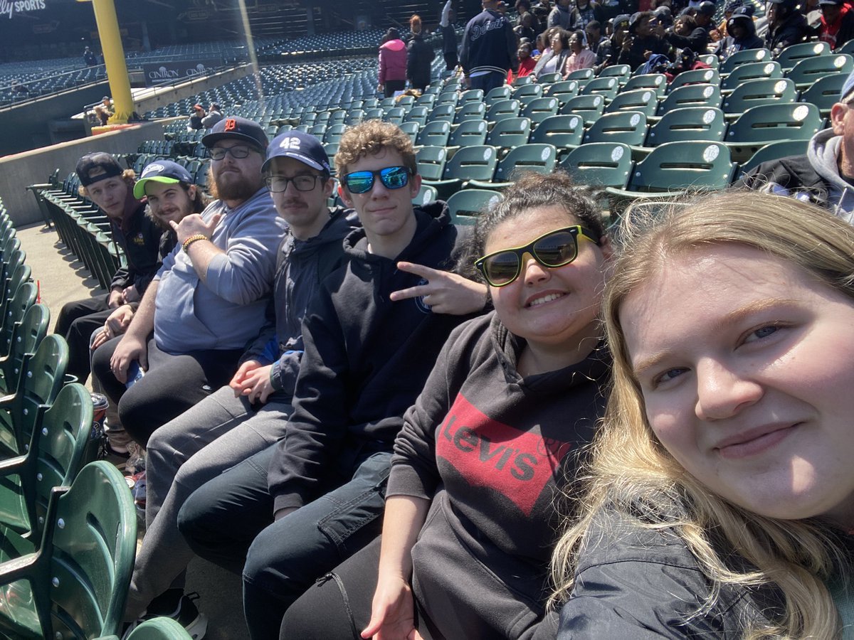 EloraPowell3's tweet photo. @LambtonSRAM takes on a Detroit Tigers game!!! https://t.co/IVsSpzloN2
