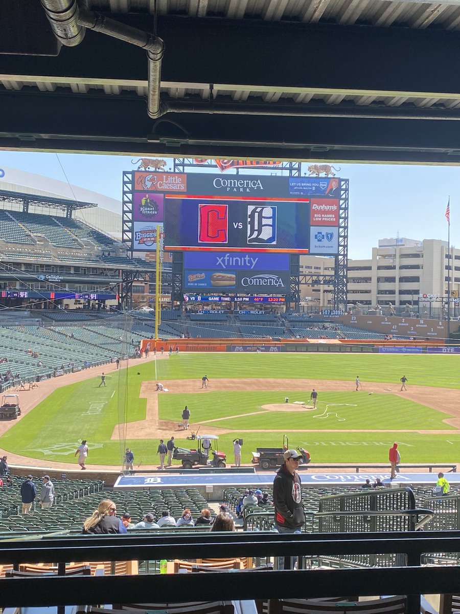 EloraPowell3's tweet photo. @LambtonSRAM takes on a Detroit Tigers game!!! https://t.co/IVsSpzloN2