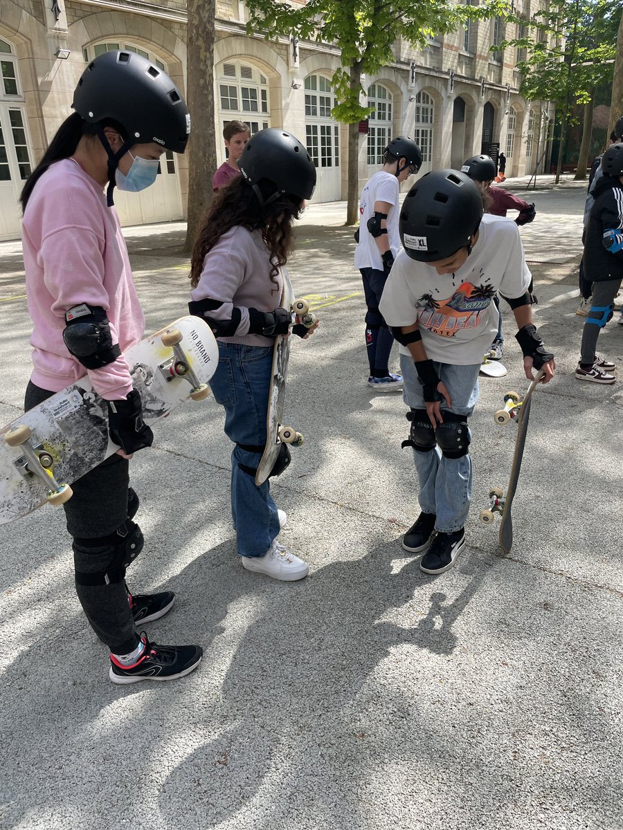 cochard_fabien's tweet photo. 2eme acte de la #SOP2023 au CLG Pilâtre de Rozier, gymnastique avec @WahlMathilde2 et skateboard avec le #CDRS75… 2 disciplines olympiques mais avec une histoire olympique bien différente. https://t.co/7hiJtOk3q9