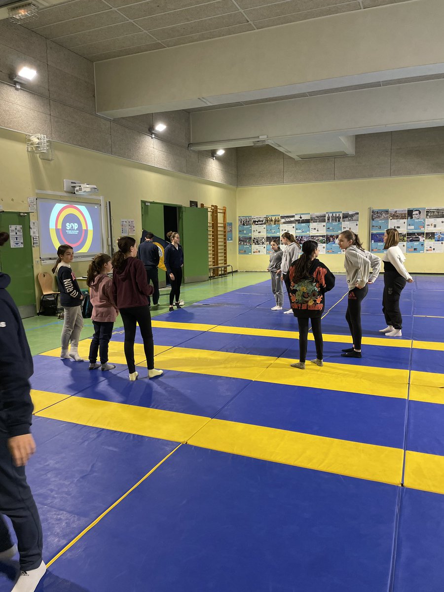 cochard_fabien's tweet photo. 2eme acte de la #SOP2023 au CLG Pilâtre de Rozier, gymnastique avec @WahlMathilde2 et skateboard avec le #CDRS75… 2 disciplines olympiques mais avec une histoire olympique bien différente. https://t.co/7hiJtOk3q9