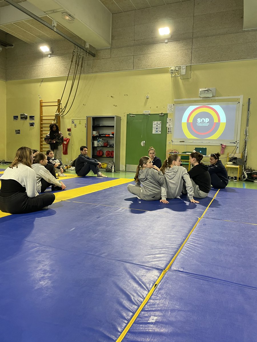 cochard_fabien's tweet photo. 2eme acte de la #SOP2023 au CLG Pilâtre de Rozier, gymnastique avec @WahlMathilde2 et skateboard avec le #CDRS75… 2 disciplines olympiques mais avec une histoire olympique bien différente. https://t.co/7hiJtOk3q9
