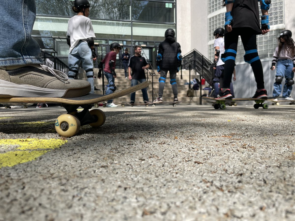 cochard_fabien's tweet photo. 2eme acte de la #SOP2023 au CLG Pilâtre de Rozier, gymnastique avec @WahlMathilde2 et skateboard avec le #CDRS75… 2 disciplines olympiques mais avec une histoire olympique bien différente. https://t.co/7hiJtOk3q9