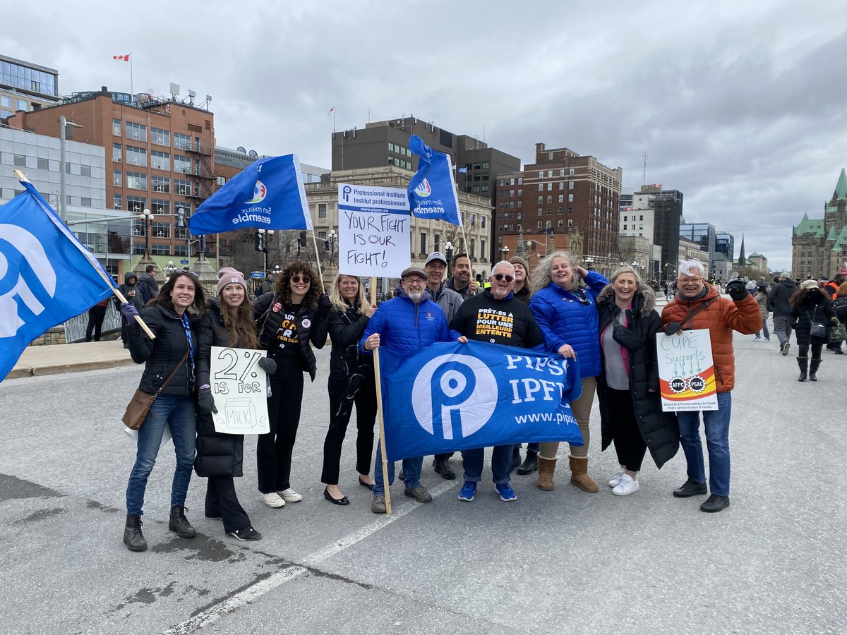 AYPC_CJPA's tweet photo. RT PIPSC_IPFPC: Solidarity with @psac_afpc. We stand together ready to fight for a better deal for all. #strike #canlab 
//
Solidarité avec @psac_afpc. Nous sommes prêt·es à lutter pour une meilleur entente pour tous. https://t.co/lGFvp5MoKV