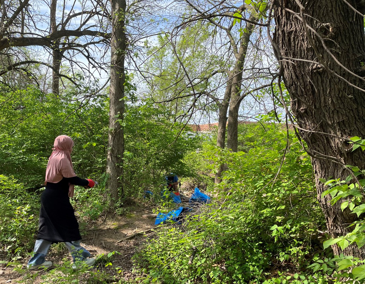PotomacCommis's tweet photo. A great group of folks joined us on Sunday for a #PotomacCleanup in Frederick, MD. We hauled 500 pounds of trash out of the stream/park, including a giant teddy bear๐งธ, a coat rack๐งฅ, and 5 shopping carts๐. Great job, everyone!
@FredCityGovt @cofsustainable https://t.co/UbsUn5Pfbi