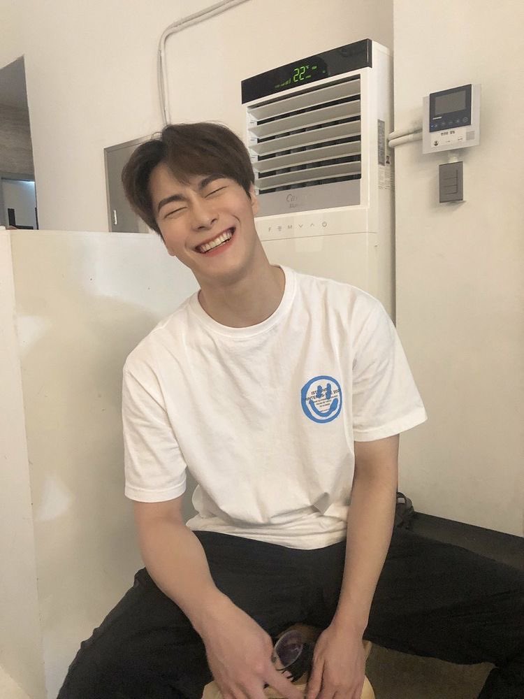 picsnewjeans's tweet image. remember idols have feelings too.
you might think they won’t see your hate post about them, but the reality is different. please be kind to others. we are so sad that this happened and we want to once again send our condolences and lots of love to moonbins family💔