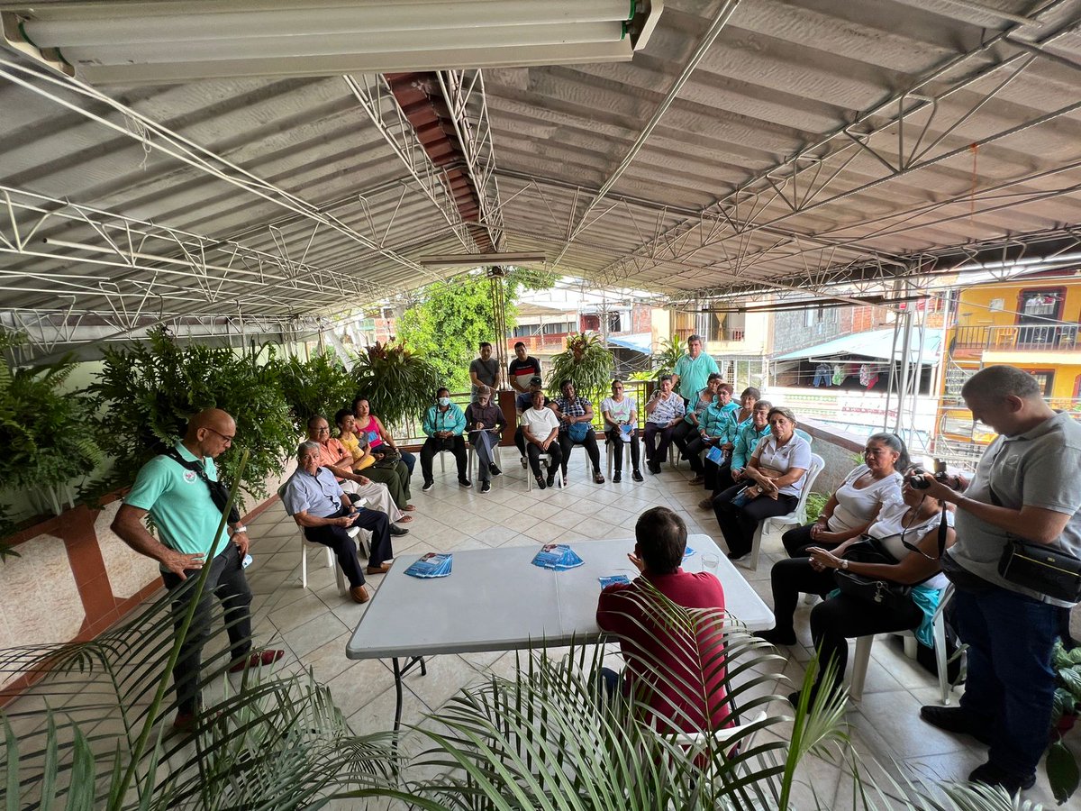 WilsonRuizO's tweet photo. Hoy nos recibió muy amablemente un grupo de pensionados de la tercera edad de la Policía y vecinos del barrio Ricardo Balcázar, comuna 13. Escuchando a los caleños construimos nuestro plan de campaña para #SalvemosACali. #SosCali https://t.co/bkcU06tMtK
