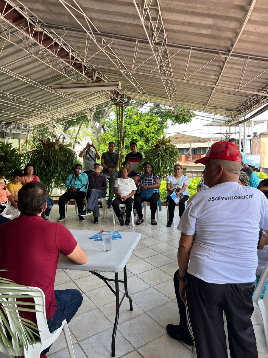 WilsonRuizO's tweet photo. Hoy nos recibió muy amablemente un grupo de pensionados de la tercera edad de la Policía y vecinos del barrio Ricardo Balcázar, comuna 13. Escuchando a los caleños construimos nuestro plan de campaña para #SalvemosACali. #SosCali https://t.co/bkcU06tMtK