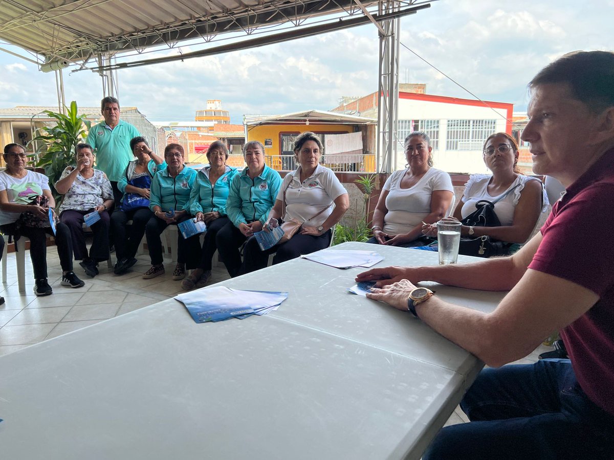 WilsonRuizO's tweet photo. Hoy nos recibió muy amablemente un grupo de pensionados de la tercera edad de la Policía y vecinos del barrio Ricardo Balcázar, comuna 13. Escuchando a los caleños construimos nuestro plan de campaña para #SalvemosACali. #SosCali https://t.co/bkcU06tMtK