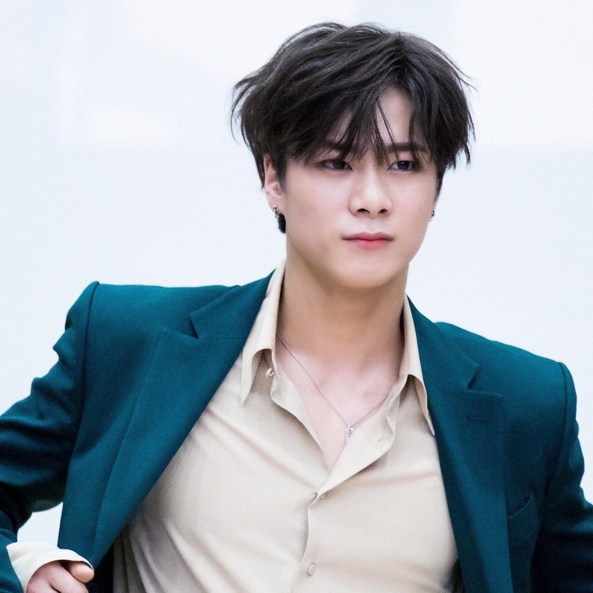 choquei's tweet photo. 🚨VEJA: Moonbin, integrante do grupo ASTRO, foi encontrado morto aos 25 anos. https://t.co/lvjI8ldRIs