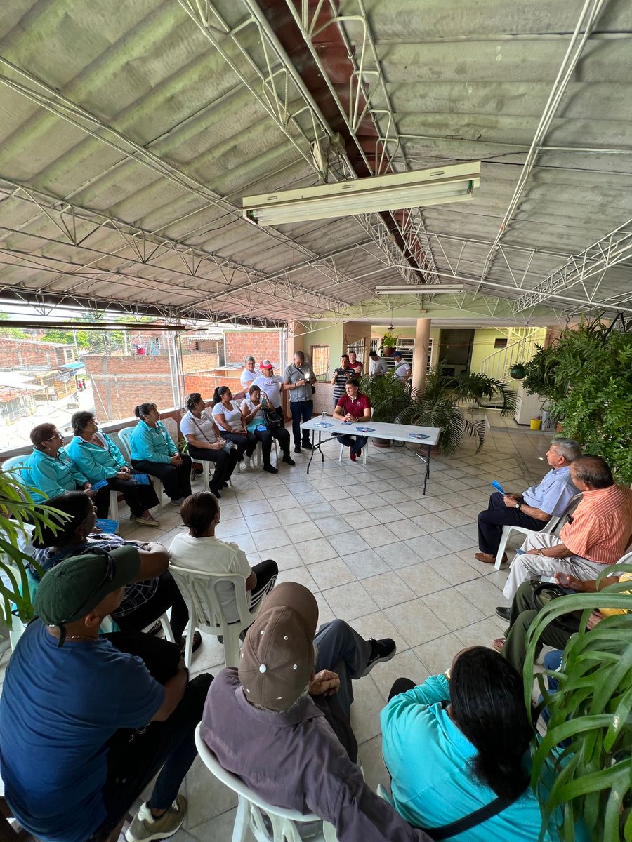WilsonRuizO's tweet photo. Hoy nos recibió muy amablemente un grupo de pensionados de la tercera edad de la Policía y vecinos del barrio Ricardo Balcázar, comuna 13. Escuchando a los caleños construimos nuestro plan de campaña para #SalvemosACali. #SosCali https://t.co/bkcU06tMtK