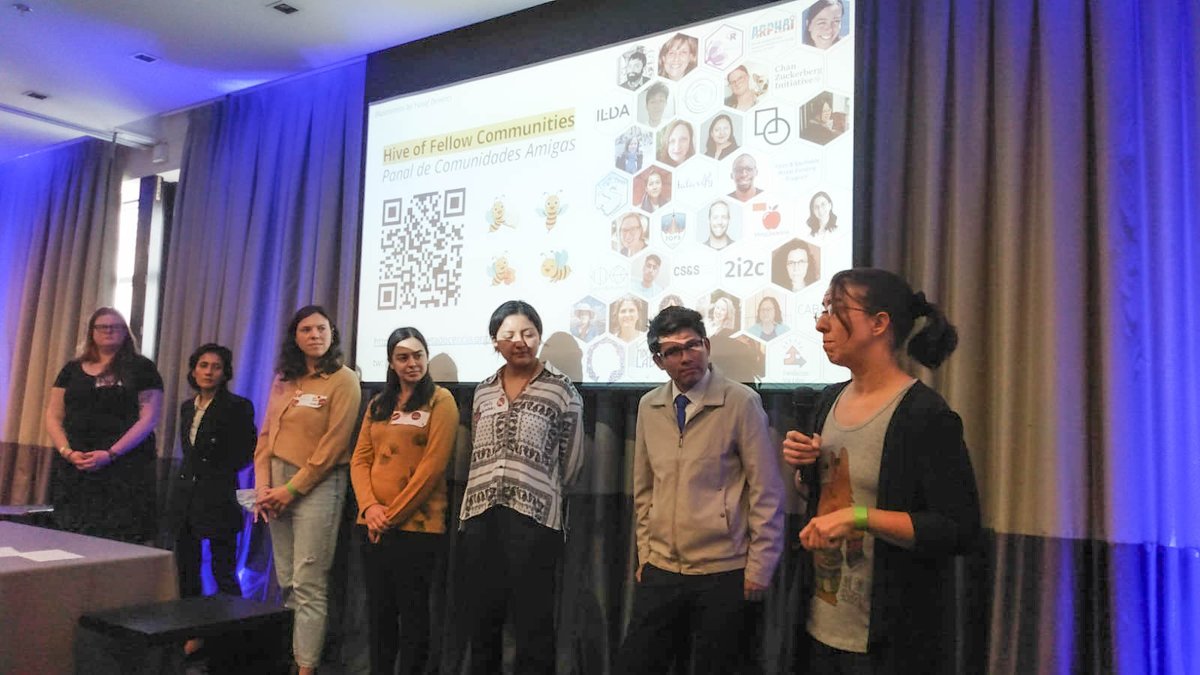 metadocencia's tweet photo. 👏 En “Creación Colectiva de Ciencia Abierta” @_lacion_  invitó a otras comunidades a dialogar sobre la importancia del trabajo colaborativo y en red.
¡Qué orgullo formar parte de este Panal 🐝🤩!

Te invitamos a conocer el Panal de Comunidades Amigas en: https://t.co/2W3XK0M9Pb https://t.co/YN12RSya9O