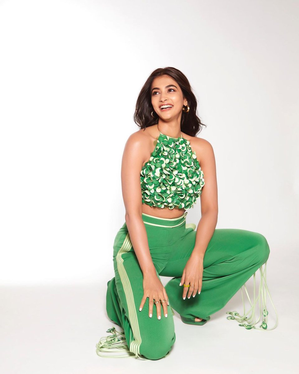 GossipsInsight's tweet photo. #PoojaHegde as pretty and amazing, classic look 😍
.
.
.
#poojahegde #poojahegdehot #poojahegdefans #poojahegdeinsta #GossipsInsight https://t.co/ml2IDu99jh