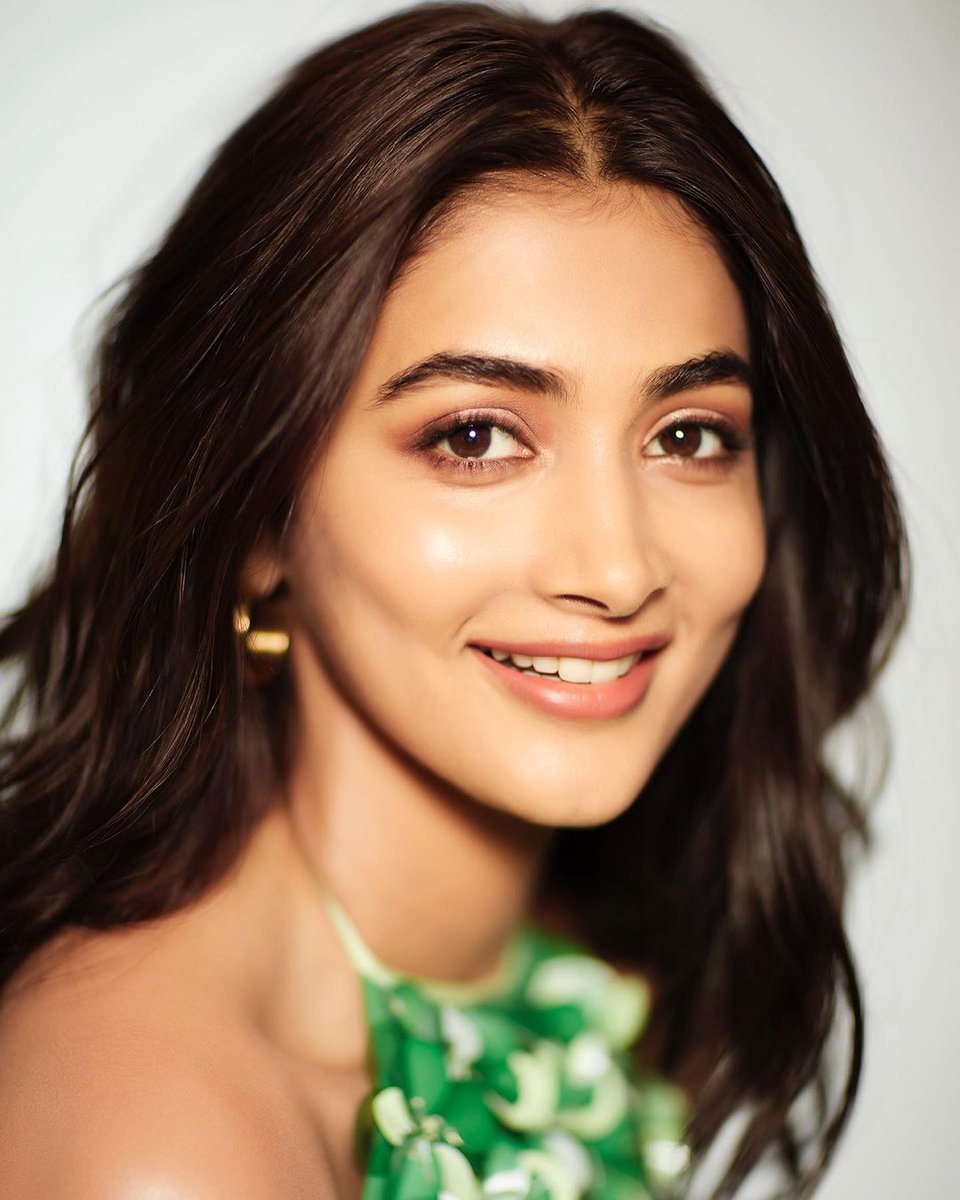 GossipsInsight's tweet photo. #PoojaHegde as pretty and amazing, classic look 😍
.
.
.
#poojahegde #poojahegdehot #poojahegdefans #poojahegdeinsta #GossipsInsight https://t.co/ml2IDu99jh