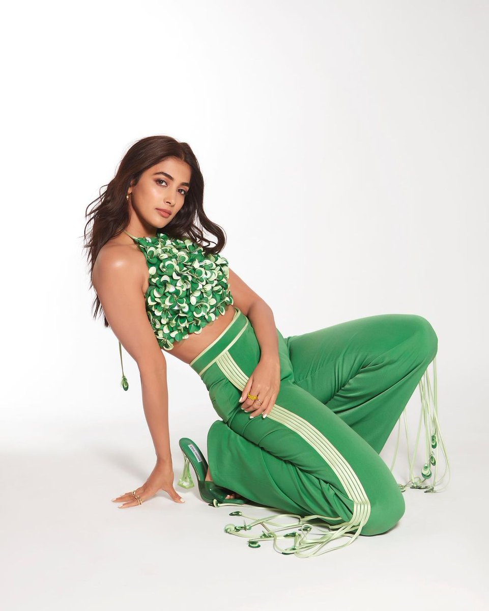 GossipsInsight's tweet photo. #PoojaHegde as pretty and amazing, classic look 😍
.
.
.
#poojahegde #poojahegdehot #poojahegdefans #poojahegdeinsta #GossipsInsight https://t.co/ml2IDu99jh