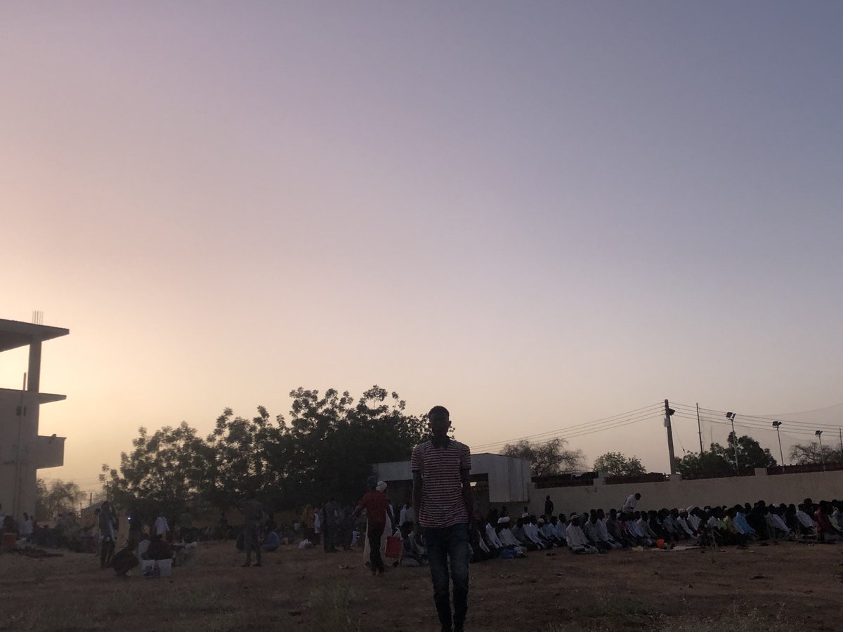 Suliman_Harega's tweet photo. المتطوعين من ال staff الطبي و الفني من داخل مستشفى الفاشر الجنوبي و صوت الرصاص فوق رؤسهم بس مافي واحد فيهم قال راجع بيتهم 
⁃الجنوبي هي المستشفى الوحيد اللي شغال طوارئ في الفاشر https://t.co/R3PanfbTs2