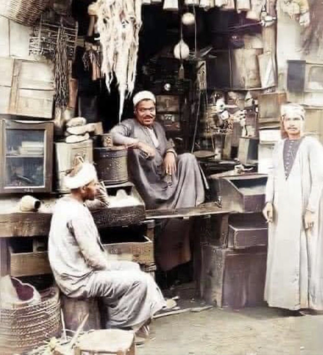 yahiahusain's tweet photo. من أخلاق التجار قديما" : 

كانت عادة عندما يفتحون دكاكينهم في الصباح ، يضعون كرسياً صغيراً بجانب باب الدكان ، وأول زبون يأتي للدكان يقوم ذلك التاجر بإدخال الكرسي لداخل الدكان ويبيع للزبون يعني : ( يستفتح ) . 

وعندما يأتي زبون آخر ويسأل عن سلعة إن كانت موجودة يخرج التاجر خارج دكانه وينظر الى السوق ويلاحظ أي دكان لا يزال الكرسي موجوداً على بابه فيقول للزبون : أنظر ذلك الد��ان ، ان شاء الله تجد طلبك عنده . أنا خلاص استفتحت ..

وجاري في السوق لم يستفتح بعد . هذه هي رسالة المحبة , هذه هو حب الانسان لاخيه الانسان …….
أعجبتني ونقلتها لكم ……….