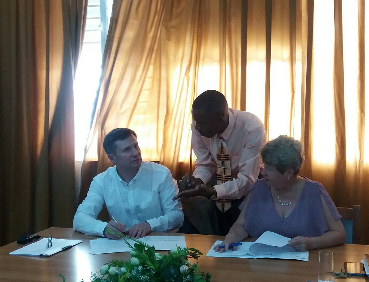 ArielLuberta's tweet photo. Se firma convenio de colaboración entre la Universidad Estatal de Belarus y la @univrsdadvarona 
@Yane00129124 @BelarusEmb_Cuba @CubaMES https://t.co/p0SugiiZbH