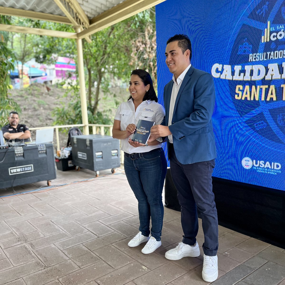 ESComoVamos's tweet photo. Finalizamos nuestra presentación haciendo entrega del informe de resultados a Henry Flores, Alcalde de Santa Tecla. Agradecemos por su asistencia y por escuchar sobre la Calidad de vida del municipio 👏 https://t.co/ULi9pEsY2b